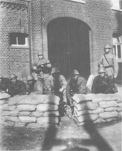 Nederlandse soldaten tijdens een oefening in Neer. Archief: P. Geniedl, Alaa ril,