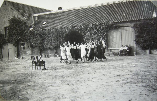 KJV. op Heysterhof 1937 Bron Mevr. Houx